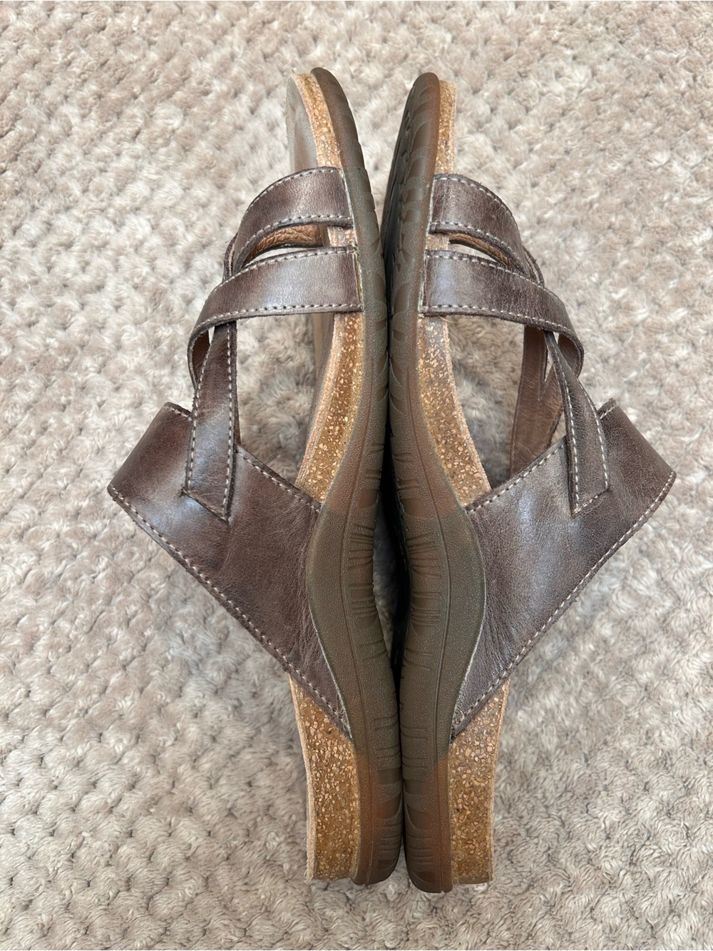 Taos Perfect Toe Loop Sandals in Mocha (9) - Picture 3 of 6